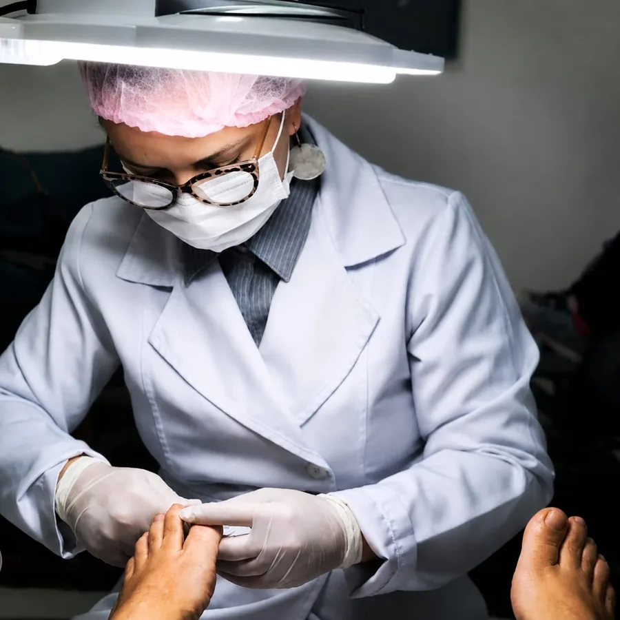 Priscila Arantes treating a client's feet